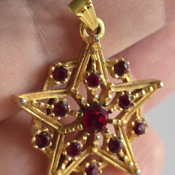 Vintage star pendant charm red rhinestones gold tone celestial - Picture 2 of 12